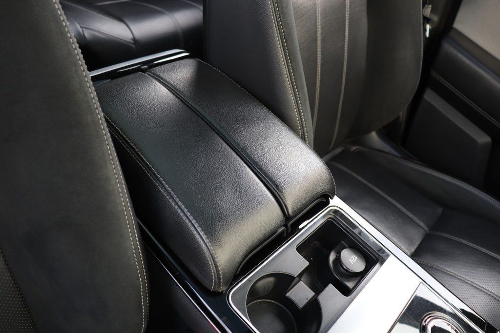 Photo 52 of this LAND ROVER RANGE ROVER VEL