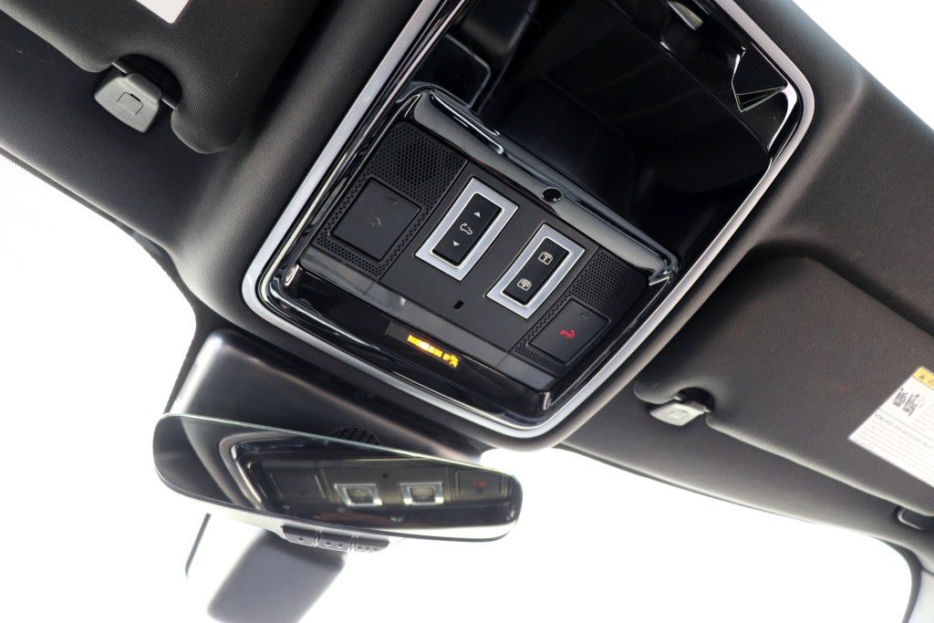 Photo 57 of this LAND ROVER RANGE ROVER VEL