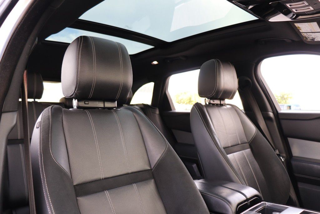 Photo 58 of this LAND ROVER RANGE ROVER VEL