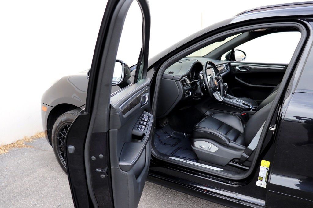 Photo 2 of this PORSCHE MACAN GTS