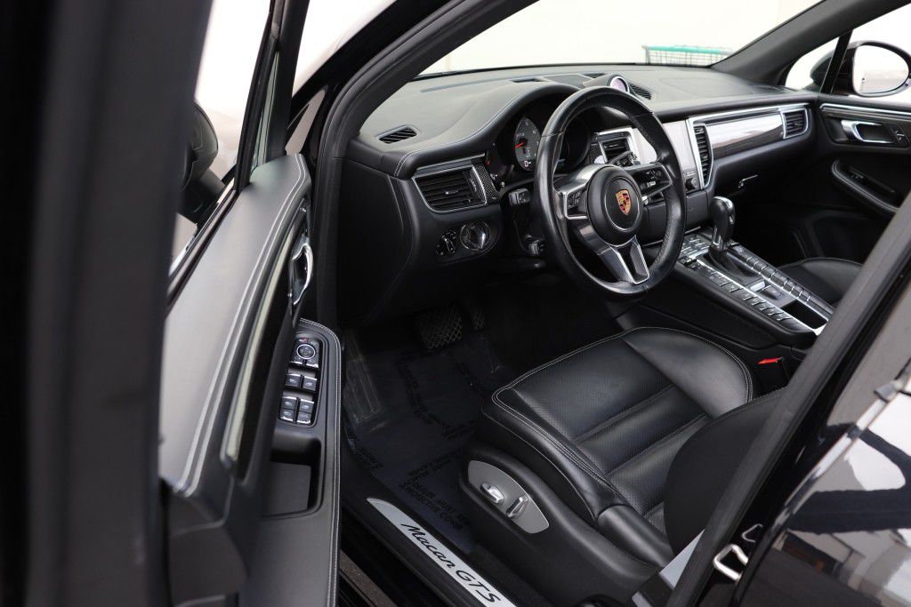 Photo 12 of this PORSCHE MACAN GTS