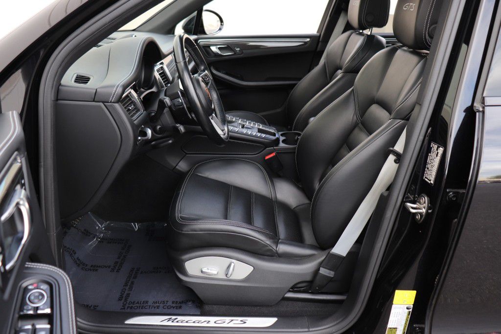 Photo 14 of this PORSCHE MACAN GTS
