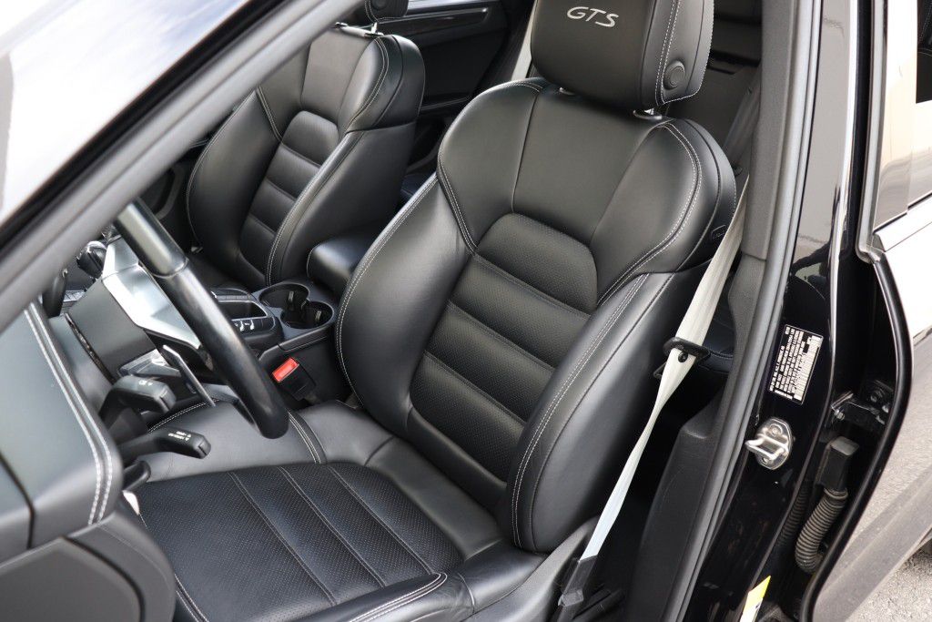 Photo 15 of this PORSCHE MACAN GTS