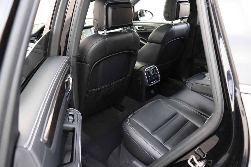Photo 16 of this PORSCHE MACAN GTS