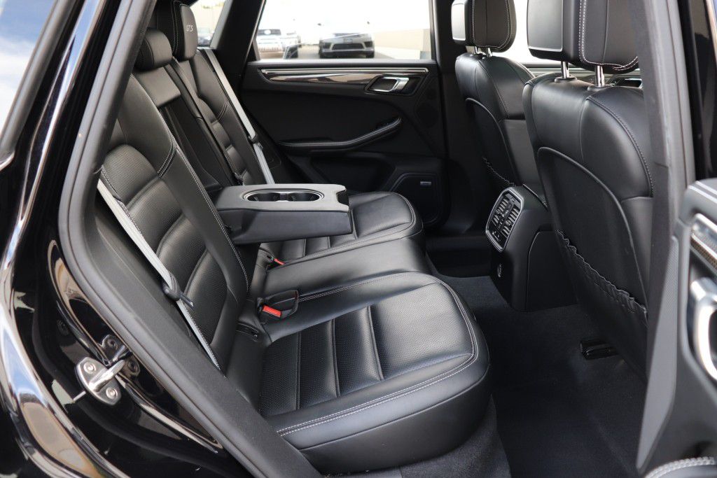 Photo 26 of this PORSCHE MACAN GTS