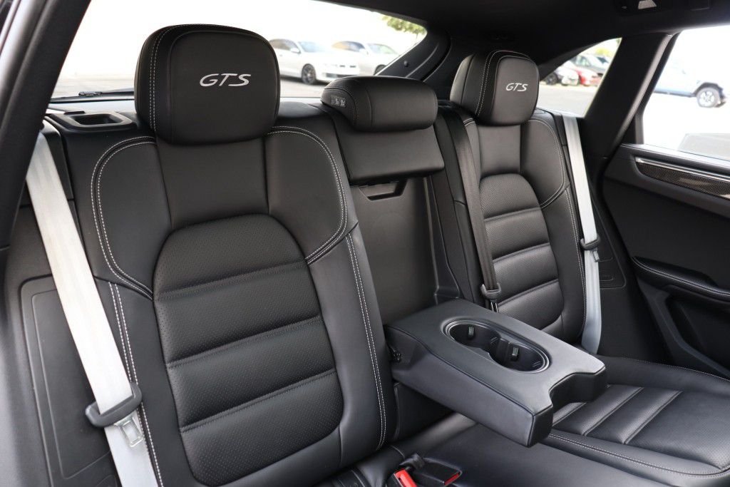 Photo 27 of this PORSCHE MACAN GTS