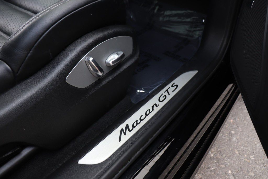 Photo 29 of this PORSCHE MACAN GTS