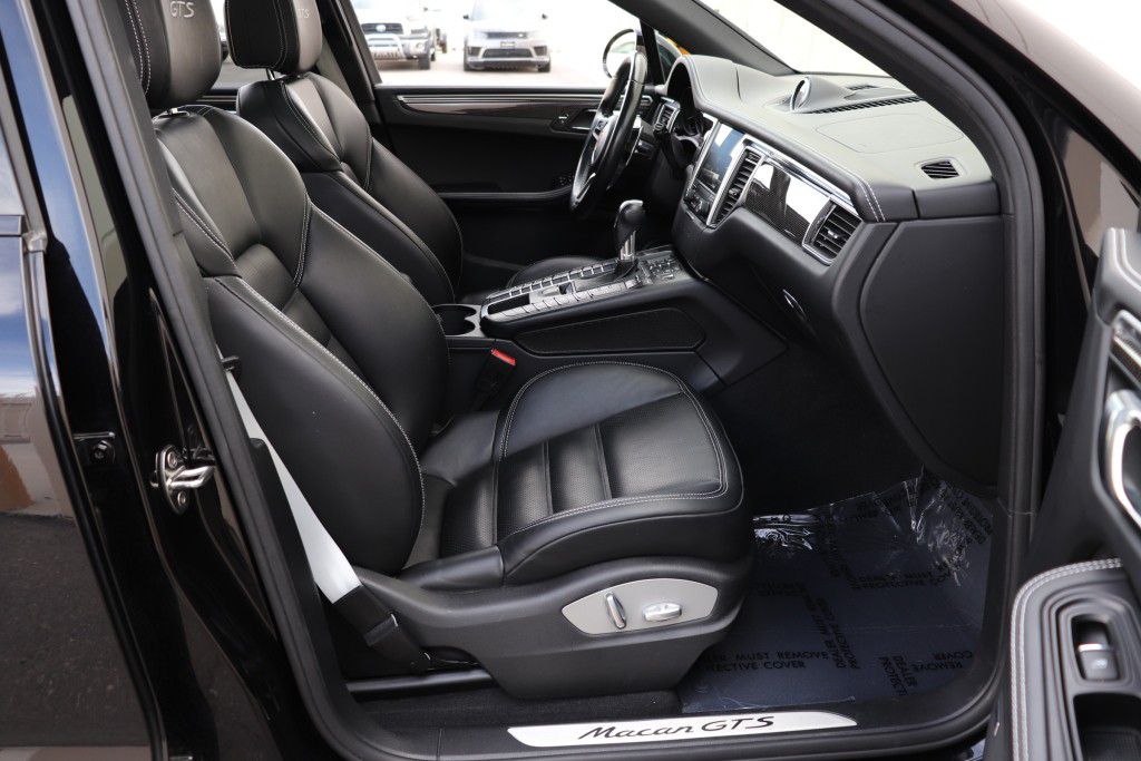 Photo 30 of this PORSCHE MACAN GTS