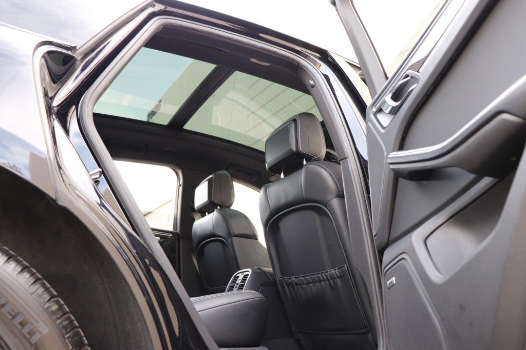 Photo 33 of this PORSCHE MACAN GTS