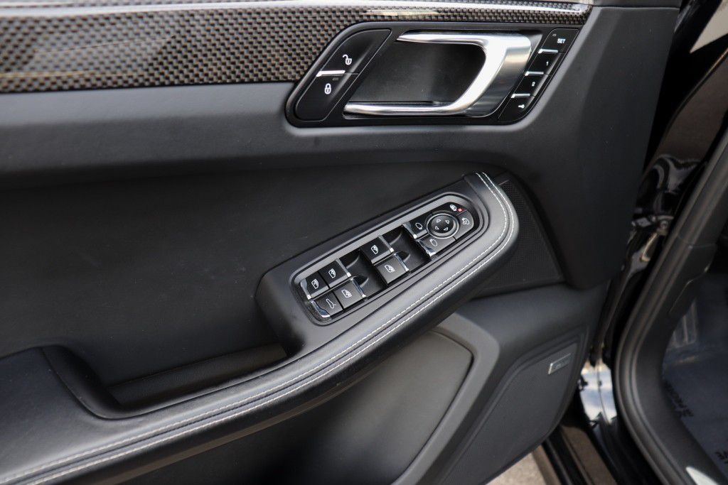 Photo 36 of this PORSCHE MACAN GTS