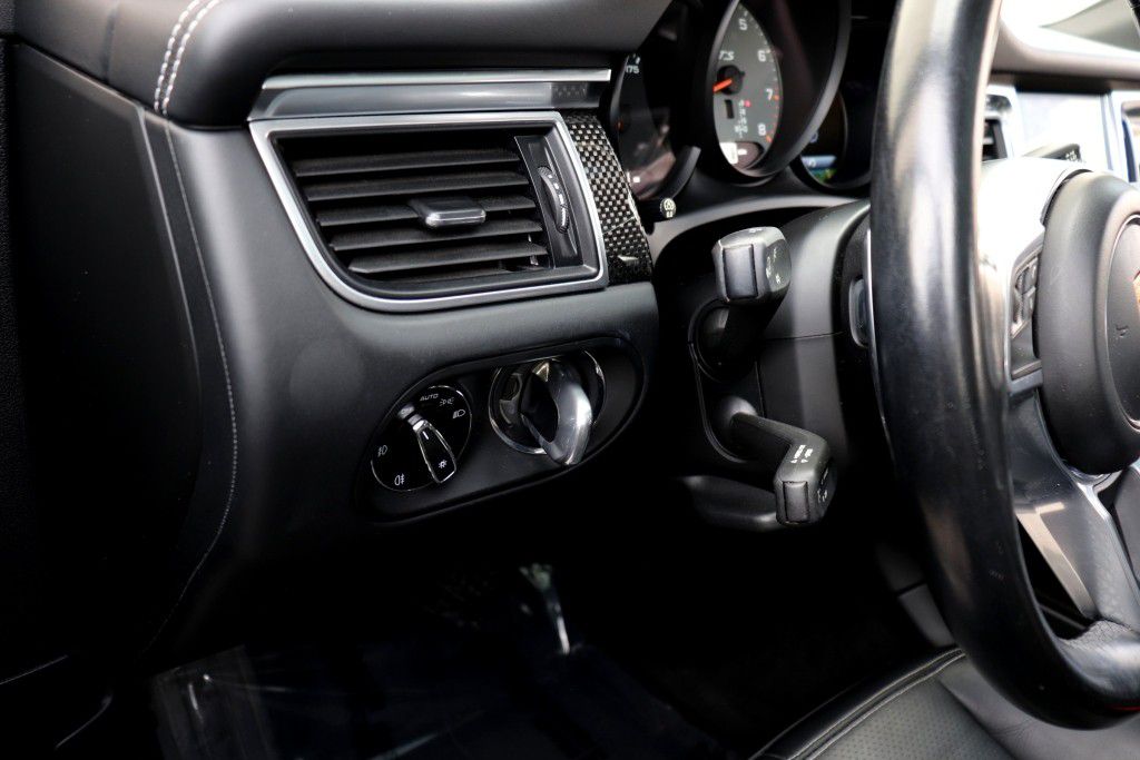Photo 37 of this PORSCHE MACAN GTS
