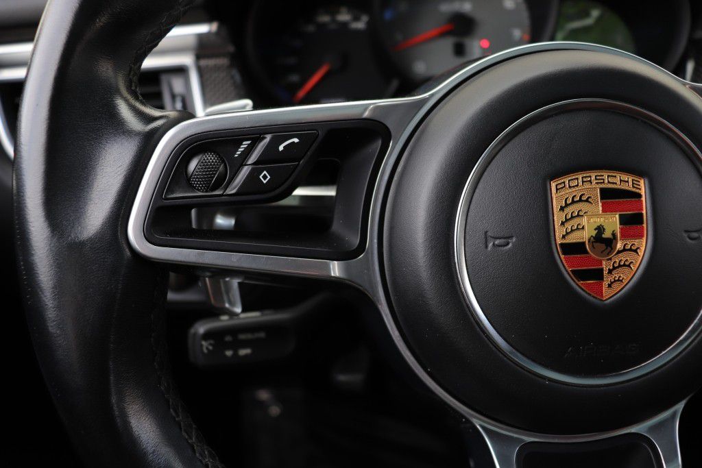 Photo 38 of this PORSCHE MACAN GTS