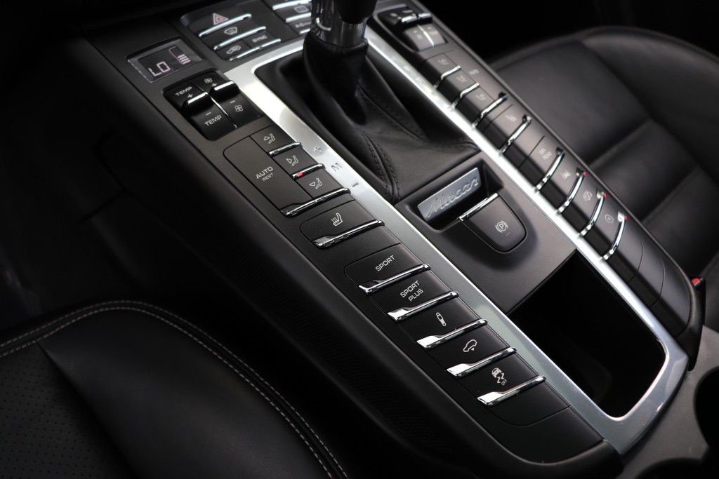 Photo 56 of this PORSCHE MACAN GTS