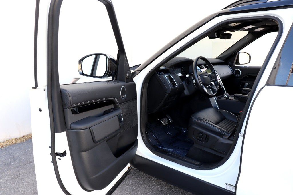 Photo 2 of this LAND ROVER DISCOVERY