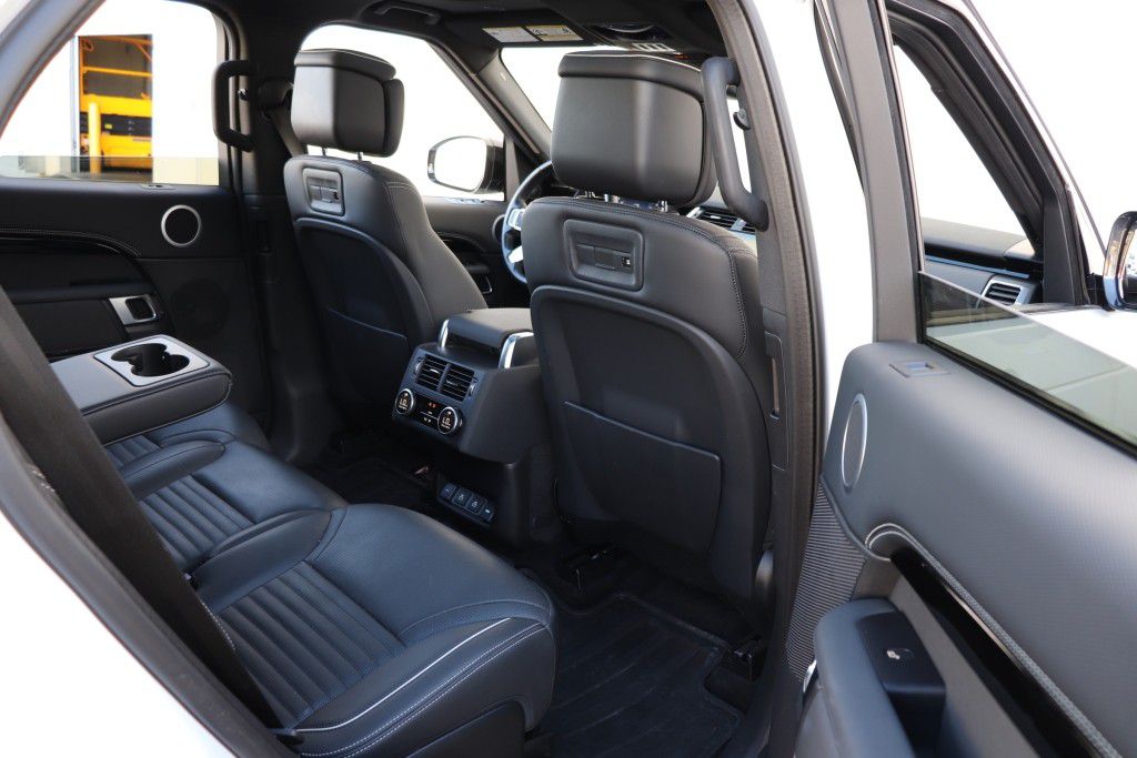 Photo 30 of this LAND ROVER DISCOVERY