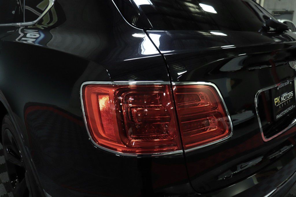 Photo 7 of this BENTLEY BENTAYGA FIRST