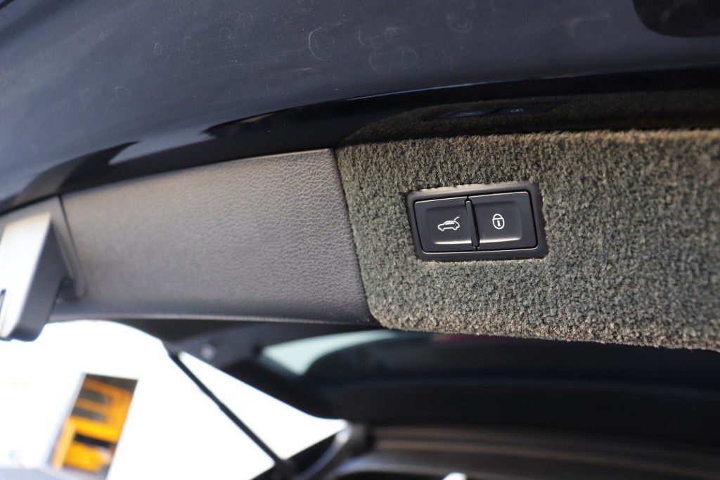 Photo 30 of this BENTLEY BENTAYGA FIRST