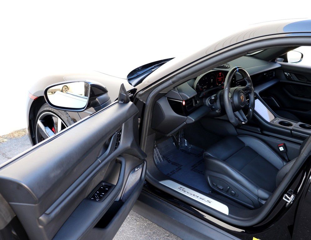 Photo 2 of this PORSCHE TAYCAN 4S