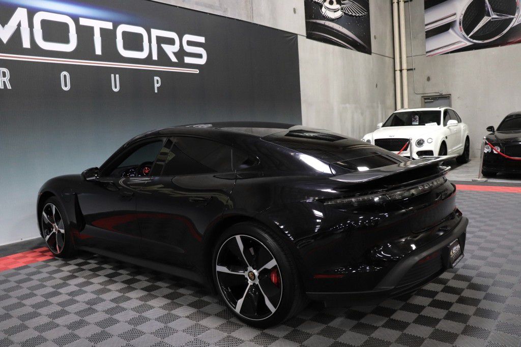 Photo 4 of this PORSCHE TAYCAN 4S