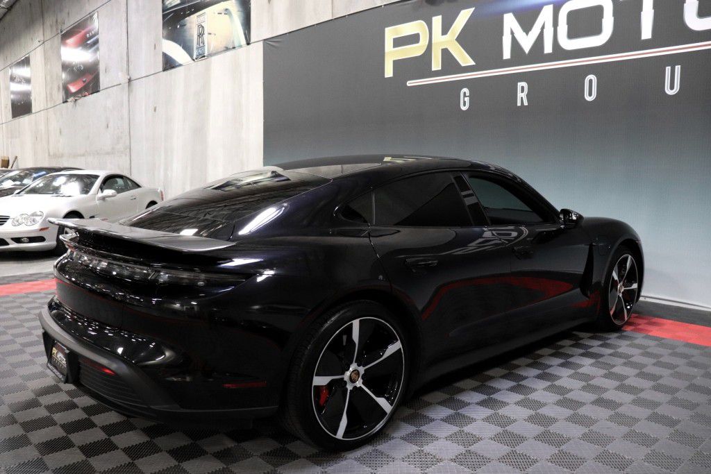Photo 9 of this PORSCHE TAYCAN 4S