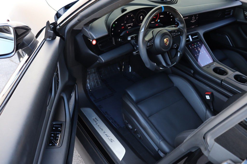 Photo 15 of this PORSCHE TAYCAN 4S