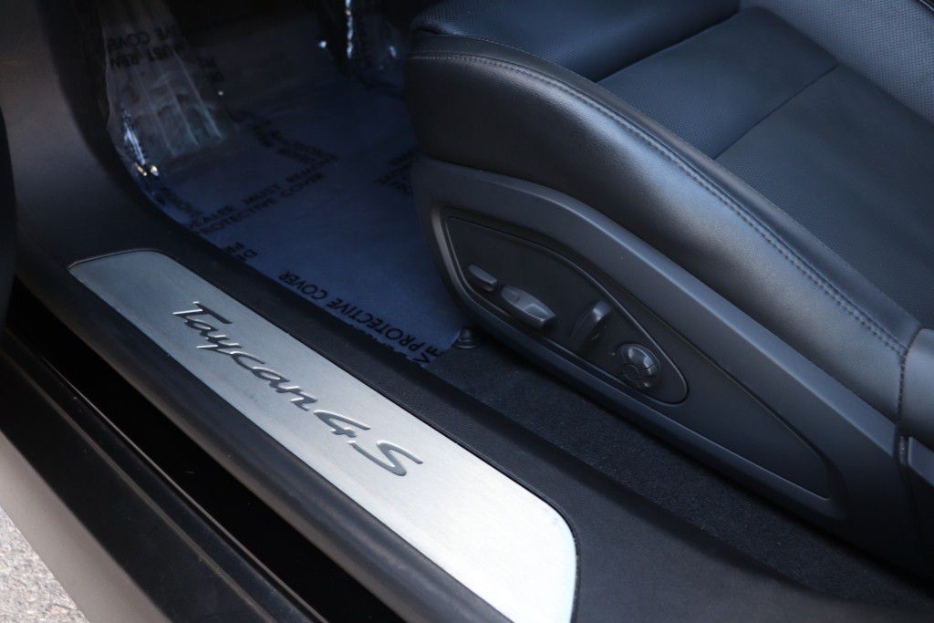 Photo 16 of this PORSCHE TAYCAN 4S