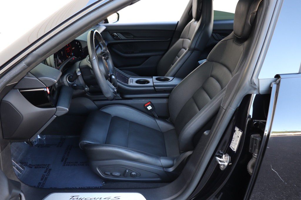 Photo 17 of this PORSCHE TAYCAN 4S