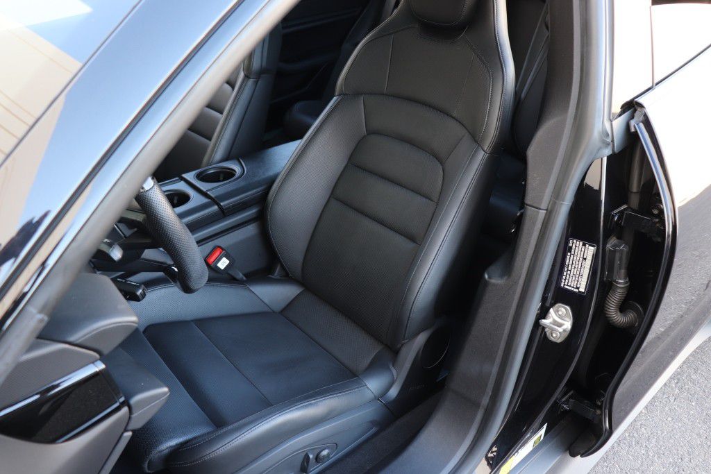 Photo 18 of this PORSCHE TAYCAN 4S