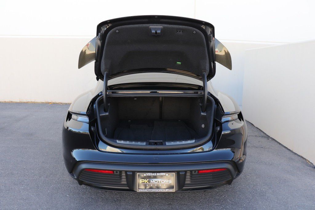 Photo 22 of this PORSCHE TAYCAN 4S
