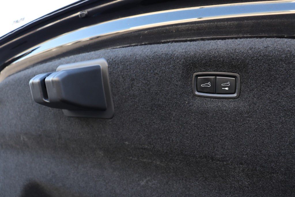 Photo 26 of this PORSCHE TAYCAN 4S