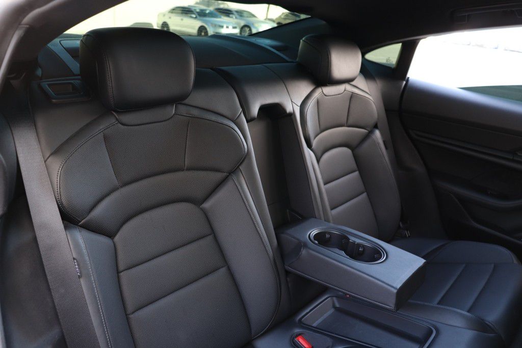 Photo 29 of this PORSCHE TAYCAN 4S