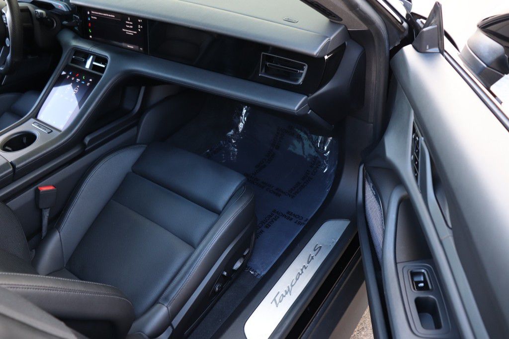 Photo 30 of this PORSCHE TAYCAN 4S