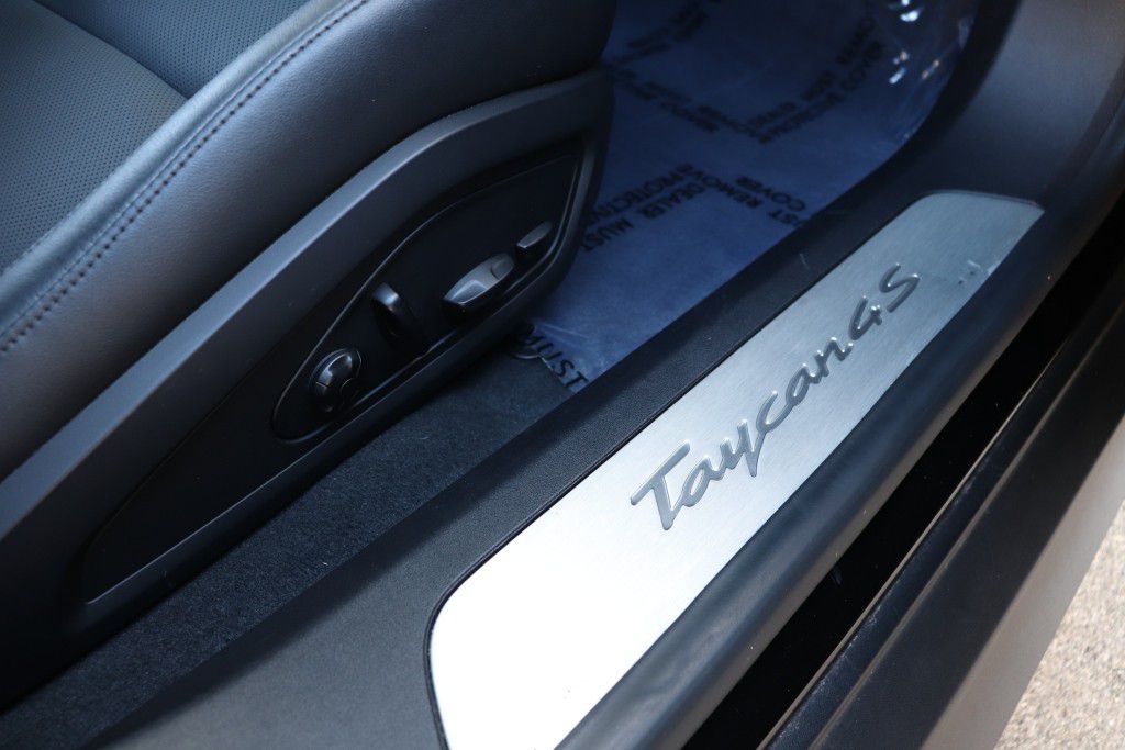 Photo 31 of this PORSCHE TAYCAN 4S