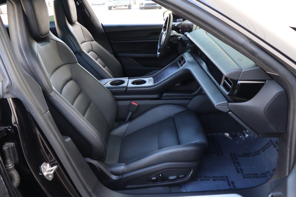 Photo 32 of this PORSCHE TAYCAN 4S