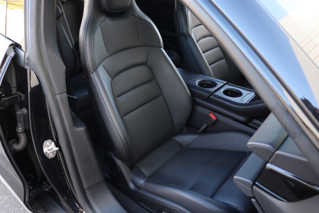Photo 33 of this PORSCHE TAYCAN 4S