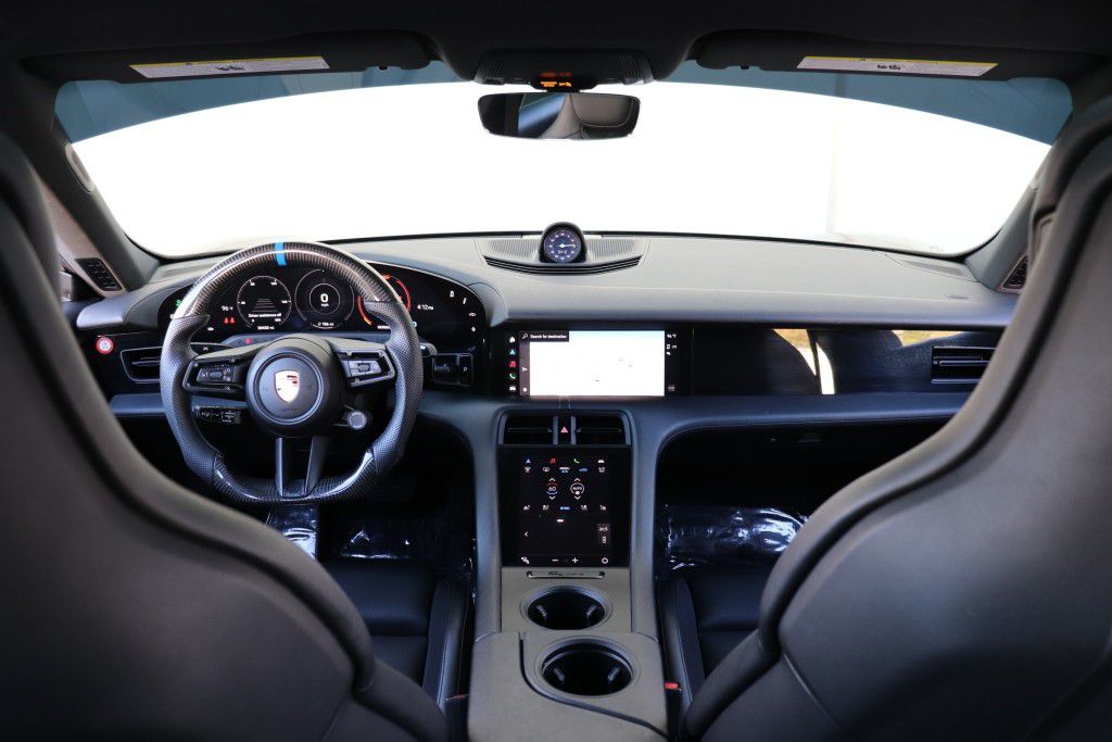 Photo 34 of this PORSCHE TAYCAN 4S