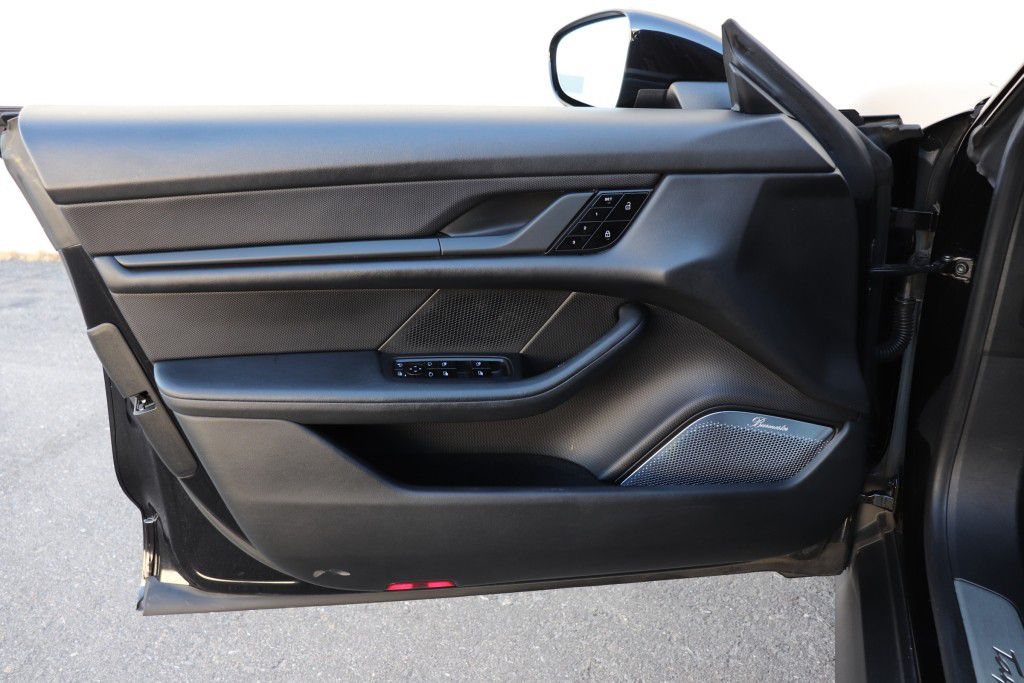 Photo 37 of this PORSCHE TAYCAN 4S