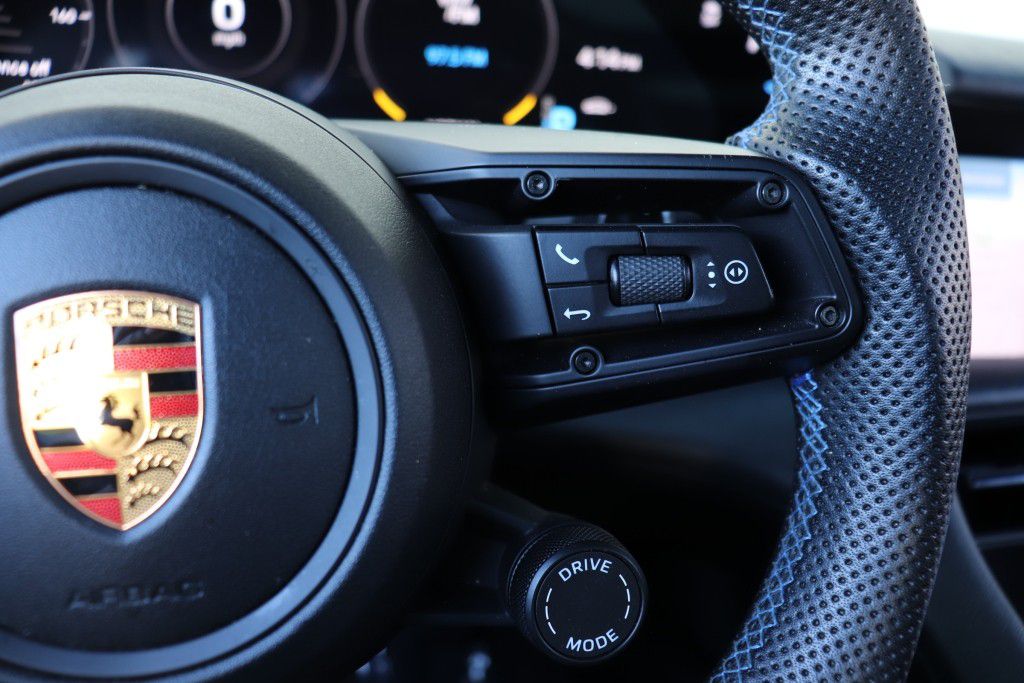 Photo 42 of this PORSCHE TAYCAN 4S