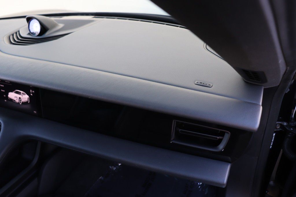 Photo 53 of this PORSCHE TAYCAN 4S