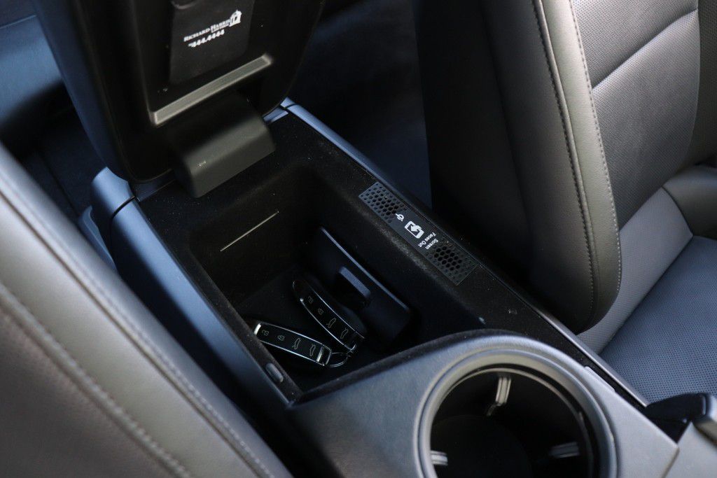 Photo 56 of this PORSCHE TAYCAN 4S