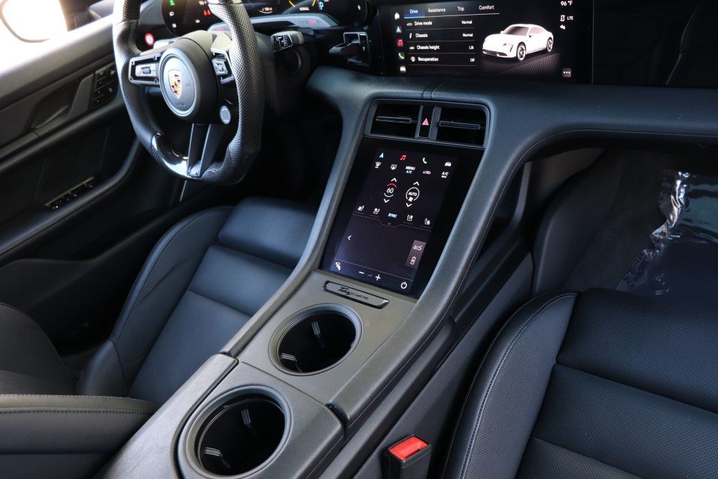 Photo 57 of this PORSCHE TAYCAN 4S