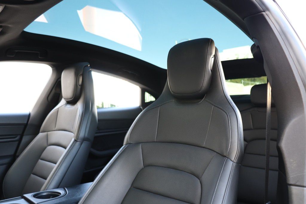 Photo 63 of this PORSCHE TAYCAN 4S
