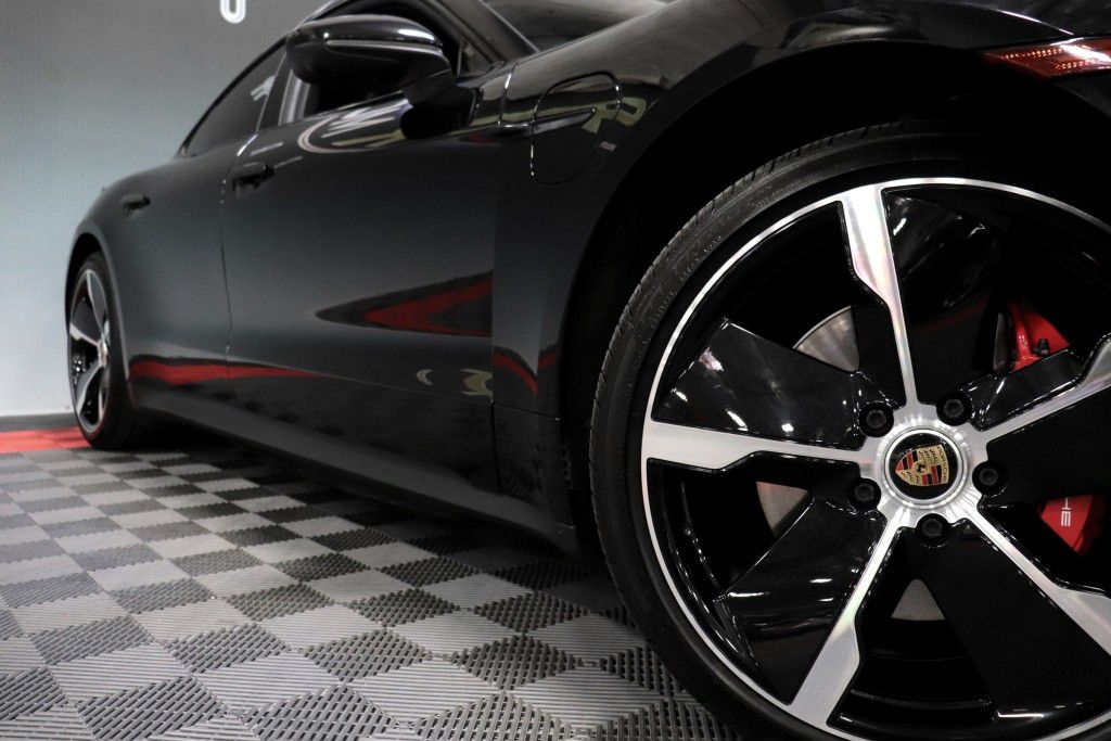 Photo 70 of this PORSCHE TAYCAN 4S