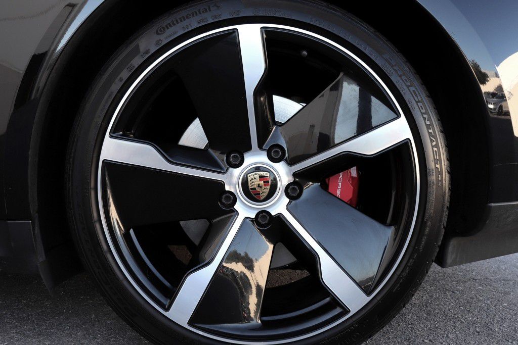 Photo 86 of this PORSCHE TAYCAN 4S