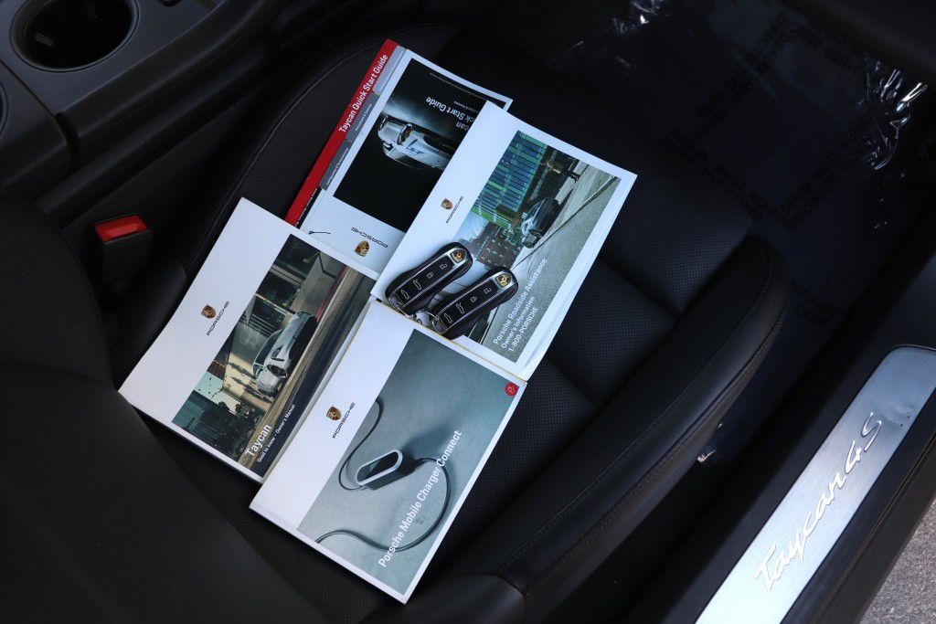 Photo 91 of this PORSCHE TAYCAN 4S