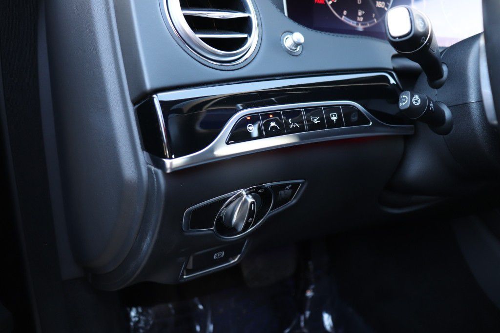 Photo 40 of this MERCEDES-BENZ MAYBACH S650