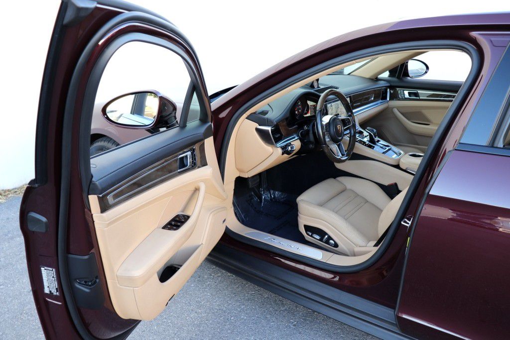 Photo 2 of this PORSCHE PANAMERA