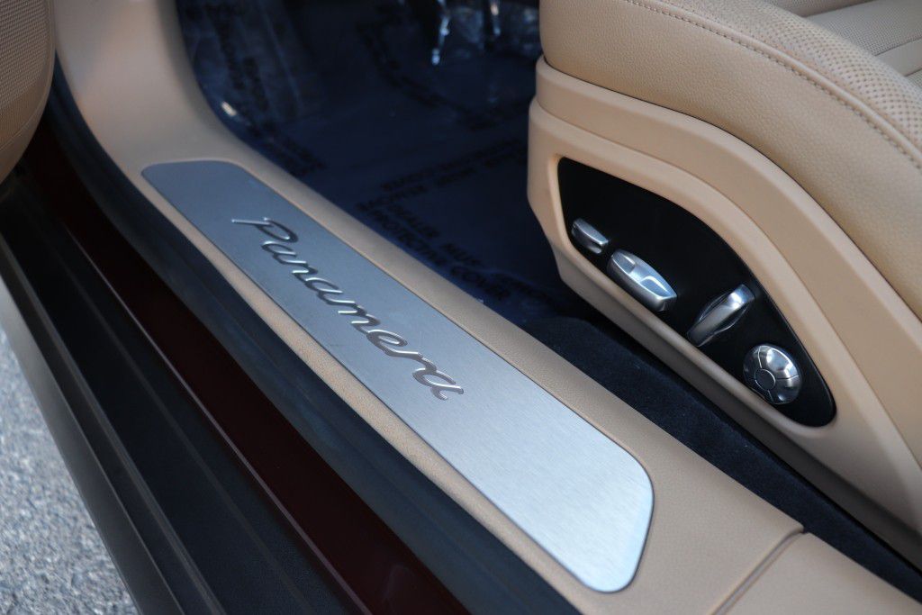 Photo 16 of this PORSCHE PANAMERA
