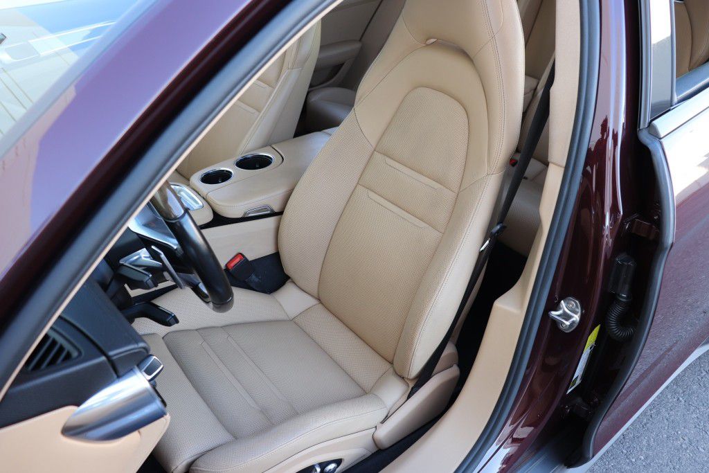 Photo 18 of this PORSCHE PANAMERA