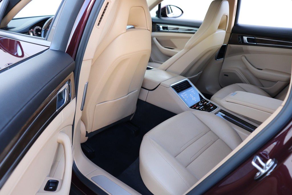 Photo 19 of this PORSCHE PANAMERA